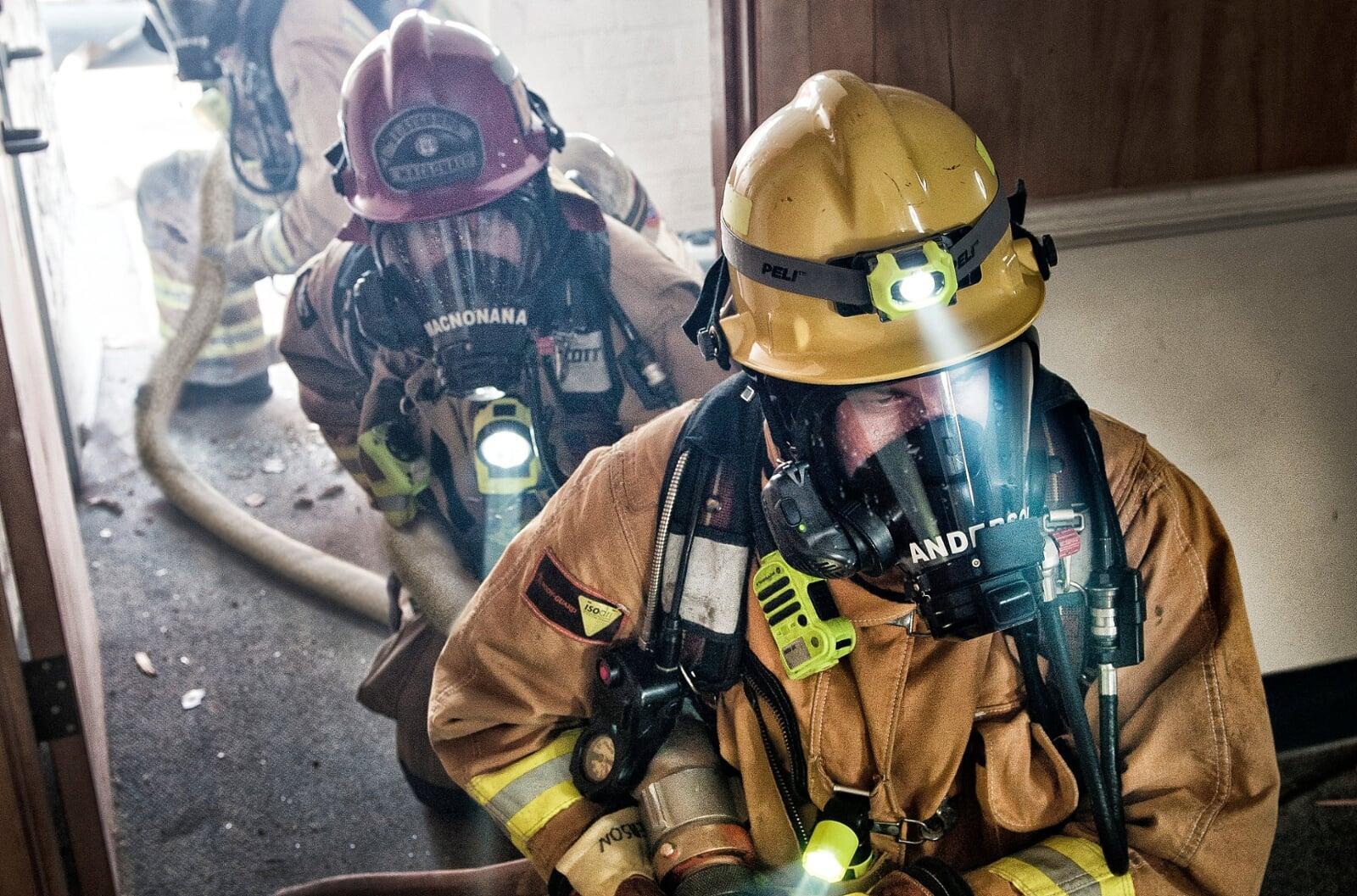 HOW PELI HELPS FIRE & RESCUE PROFESSIONALS AND VOLUTEERS